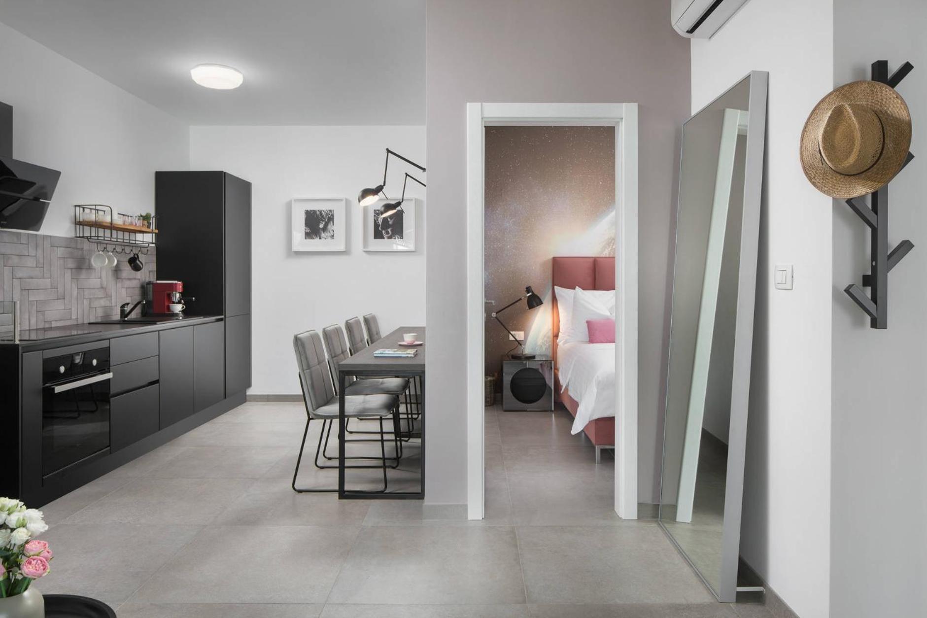 Olive Hill House - Ground Floor Apartment Слатине Екстериор снимка
